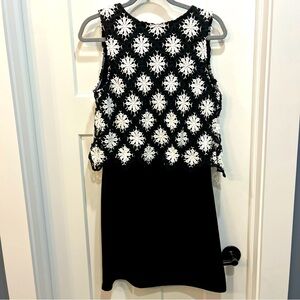 Papillon Women’s Size Medium Black White Short Dress Overlay Cut Out Back‎